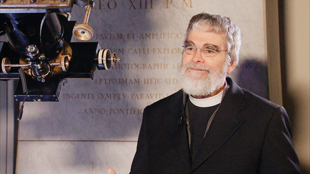 'FeierAbend', 'Der Astronom des Papstes.' Seit 2015 leitet der US-amerikanische Jesuit und Astronom Guy Consolmagno die Vatikanische Sternwarte im italienischen Castel Gandolfo und in Arizona. Der mehrfach ausgezeichnete Meteoriten- und Asteroid-Expe