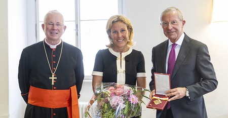 Verleihung des Verdienstorden der Heiligen Rupert und Virgil an Landeshauptmann Wilfried Haslauer durch Erzbischof Franz Lackner  Foto: Neumayr/Leo 25.06.2021 Erzbischof Franz Lackner mit Christina Haslauer und Landeshauptmann Wilfried Haslauer