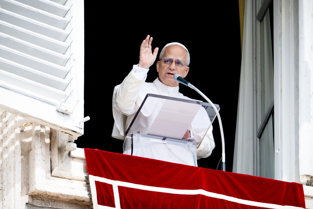 Papst Leo XIV. / Copyright 2025, PubliKath GmbH, www.kna.de, All Rights Reserved, Vatican Media Papst Leo XIV. beim Mittagsgebet am 14. September 2025 am Fenster des Apostolischen Palastes im Vatikan.