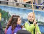 Auf dem Weg nach Paris zeigen Pilgerinnen und Pilger Solidarität mit den vom Klimawandel besonders betroffenen Menschen. Am 30. Oktober 2015 führt eine Etappe vom alten Bonner Rathaus am Rhein entlang zur UN. Bild: Kinder auf dem Weg zum UN-Klimasekr