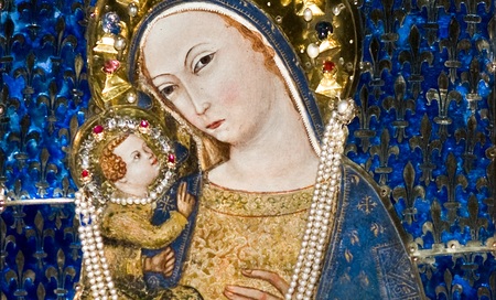 Schatzkammerbild - verehrtes Gnadenbild von Mariazell. Andrea Vanni um 1360 zugeschrieben, Tempera auf Holz. Maria mit dem Jesuskind. Die Heiligenscheine sind aus vergoldetem Silberblech und mit Edelsteinen und Perlen geschm?ckt. Die Figur wird von d