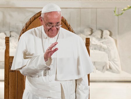Papst Franziskus besucht die Kirche St. Patrick am 24. September 2015 in Washington. Bild: Papst Franziskus winkt den Anwesenden.