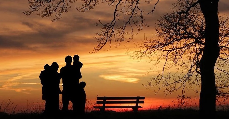 Familie in der Abenddämmerung
