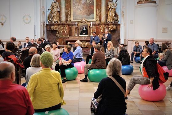 Kunstinstallation mit Gymnasikbällen in der Linzer Ursulinenkirche / Diözese Linz / Billensteiner