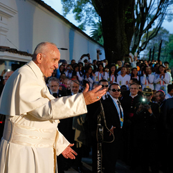 Papst Franziskus begrüßt die Menschenmenge am 6. September 2017 vor der Apostolischen Nuntiatur in Bogota.
