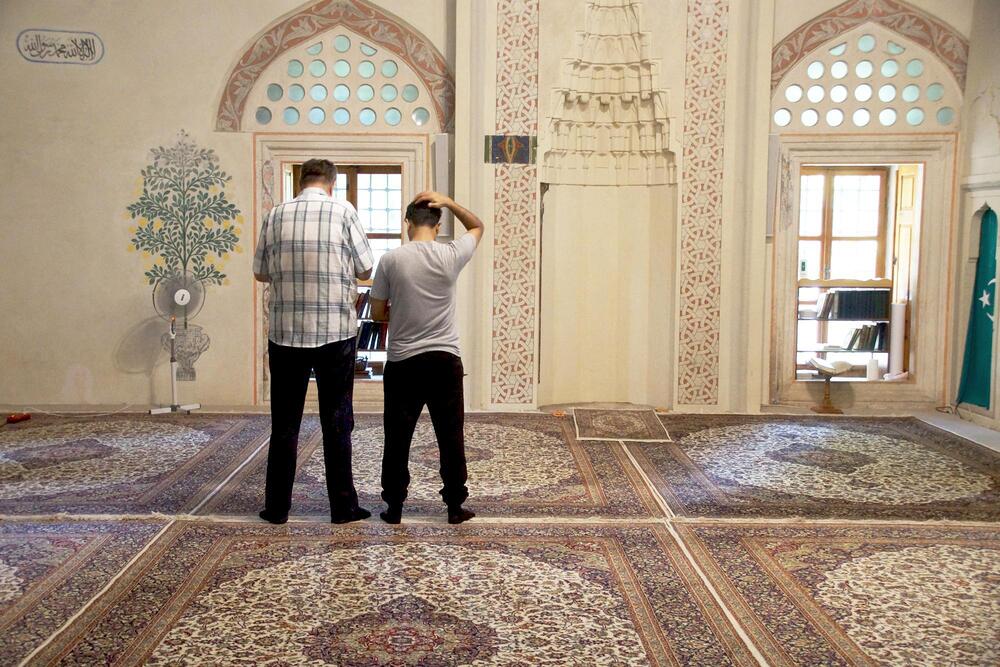 Muslime beten in einer Moschee