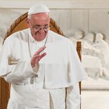 Papst Franziskus besucht die Kirche St. Patrick am 24. September 2015 in Washington. Bild: Papst Franziskus winkt den Anwesenden.