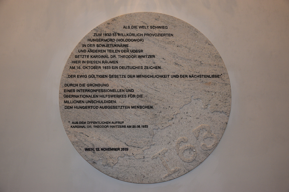 Holodomor-Gedenken in der Erzdiözese Wien / Gedenktafel für Kardinal Theodor Innitzer / Paul Wuthe / Kathpress Kampf gegen Hunger: Erinnerung an Initiative Kardinal Innitzers