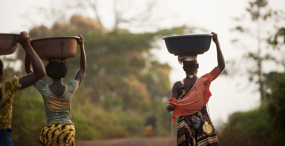 Village of Woroyiri, cocoa producers from the regional cooperative ECOJAD, Member of Ecookim in Côte d'Ivoire. Carrying water for family consumption.