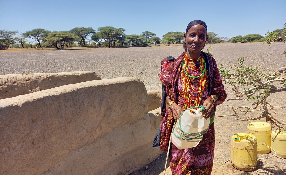 Frau mit Wasserkanister an einem Brunnen in Kenia / Marlene Groihofer/Kathpress Kenia, Marsabit: Zehn Liter Trinkwasser kann Kame Gonche im Nomadendorf El Boru Magadho für ihre zehnköpfige Familie für einen Tag aus dem Brunnen schöpfen