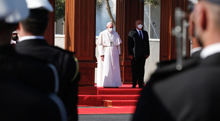 Papst Franziskus und Barham Salih, Präsident des Irak, bei dem Auftakt der Papstreise in den Irak am 5. März 2021 in Bagdad.