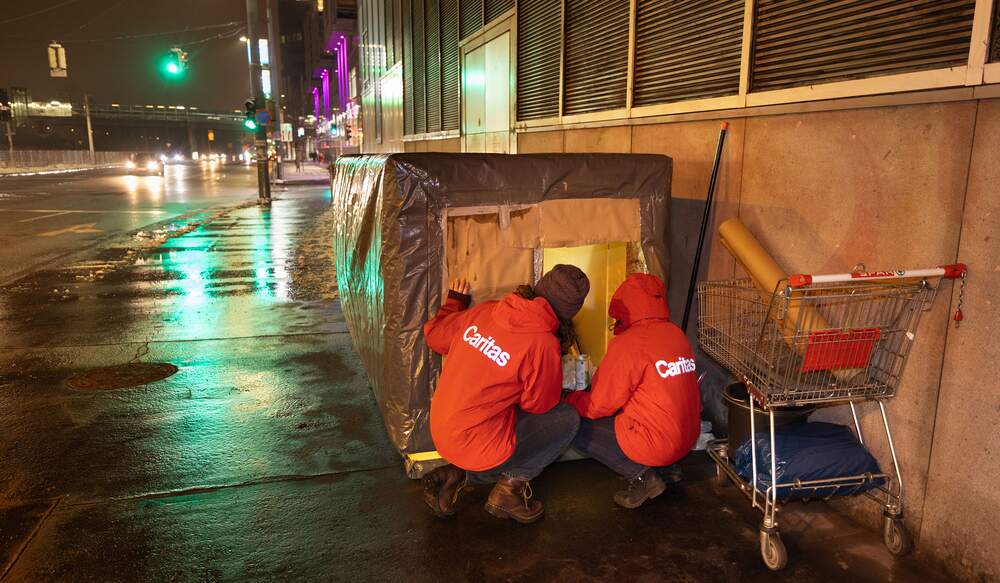 Nachtstreetwork der Gruft/ Caritas / Reiner Riedler/ www.photography.at, Reiner Riedler Nachtstreetwork mit den Mitabeiterinnen Sabine und Corinna der Caritas Wien / Gruft - Betreuungszentrum für Wohnungslose, Besuch bei Toni, der in einem selbstgebauten Verschlag wohnt.