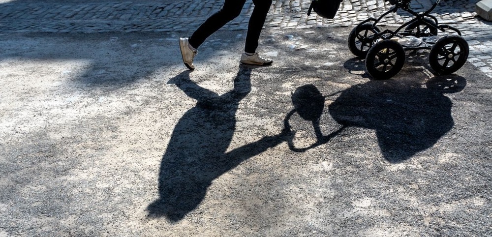 Schatten einer Frau mit Kinderwagen / bilderbox.com / Wodicka