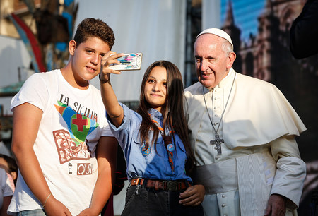 Eine junge Frau macht ein Selfie mit Papst Franziskus und einem jungen Mann am 15. September 2018 in Palermo.