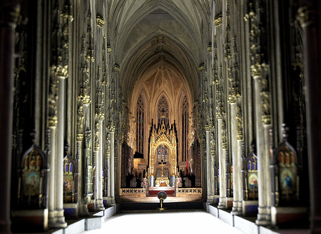Historisches Modell des Stephansdom-Innenraumes mit gotischem Altarbaldachin.     Wien, 2.6.2005         ? Franz Josef Rupprecht; A-7123 M?nchhof; Bank: Raiffeisenbank M?nchhof (BLZ: 33054), Konto.-Nr.: 17.608 