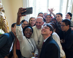 Im erzbischöflichen Palais in Krakau hat Papst Franziskus sich am 30. Juli 2016 mit dreizehn Jugendlichen zum Mittagessen getroffen, die sich auf dem XXXI. Weltjugendtag als Helfer engagieren. Hier machen die Teilnehmer mit einem Handy ein Selfie mit