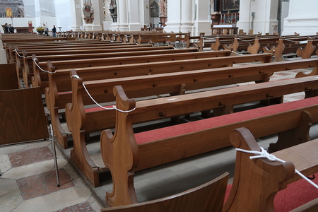 Lockdown: Kirchen und Religionen setzen öffentliche Gottesdienste aus