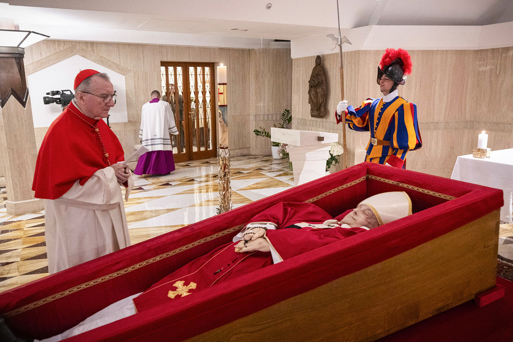 Kardinalstaatssekretär Pietro Parolin steht vor dem Leichnam von Papst Franziskus am 21. April 2025 bei der rituellen Feststellung des Todes von Papst Franziskus in der Kapelle des Gästehauses Santa Marta im Vatikan.