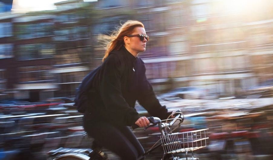 Frau am Fahrrad / pexels.com / gemeinfrei Frau am Fahrrad