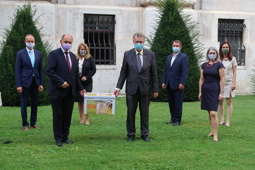                                Bürgerinitiative 'Fakten helfen!' - Übergabe an Parlamentarier