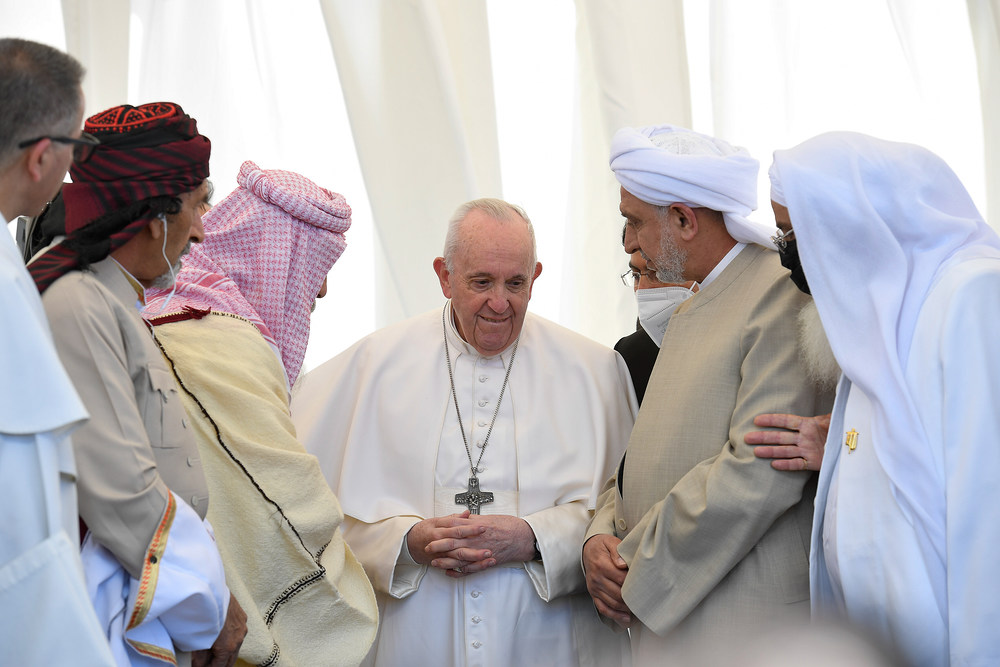 Papst Franziskus bei interreligiösem Treffen in Ur / Copyright 2021, KNA GmbH, www.kna.de, All Rights Reserved, Vatican Media Papst Franziskus bei der Begegnung mit Vertretern unterschiedlicher Religionen während seiner Reise in den Irak am 6. März 2021 in der Ebene von Ur.