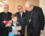 Kardinal Schönborn mit jungem Flüchtling im Irak.