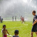 Bei Temperaturen über 30 Grad hat die Freiwillige Feuerwehr Feldkirch (OÖ) die Flüchtlinge im Lager Bergheim mit einer kalten Dusche überrascht.