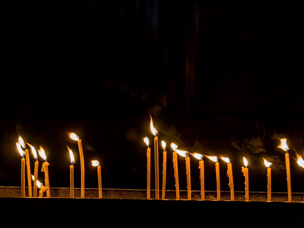 Flammen von Kerzen werden durch Wind zur Seite gedrückt