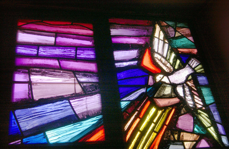 Friedenstaube in einem Kirchenfenster / bilderbox.at