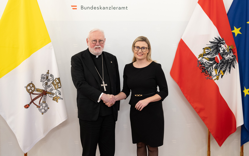 Wien, 24.11.2023, Kurienerzbischof Paul Gallagher trifft Kultusministerin Susanne Raab