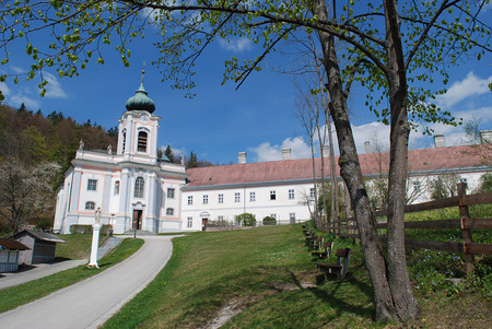 Wallfahrtskirche Mariahilfberg, re.: Servitenkloster.                                  