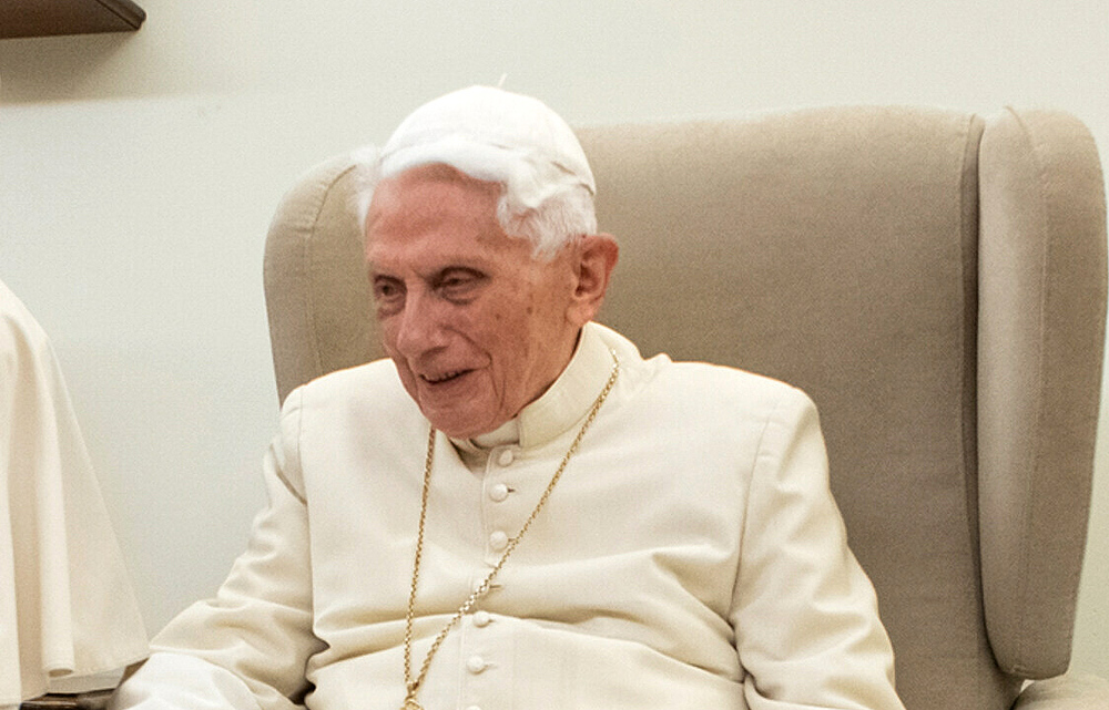 Papst Franziskus und der emeritierte Papst Benedikt XVI. / Copyright 2018, KNA GmbH, www.kna.de, All Rights Reserved, Vatican Media Papst Franziskus und der emeritierte Papst Benedikt XVI. (r.) am 21. Dezember 2018 im Vatikan.