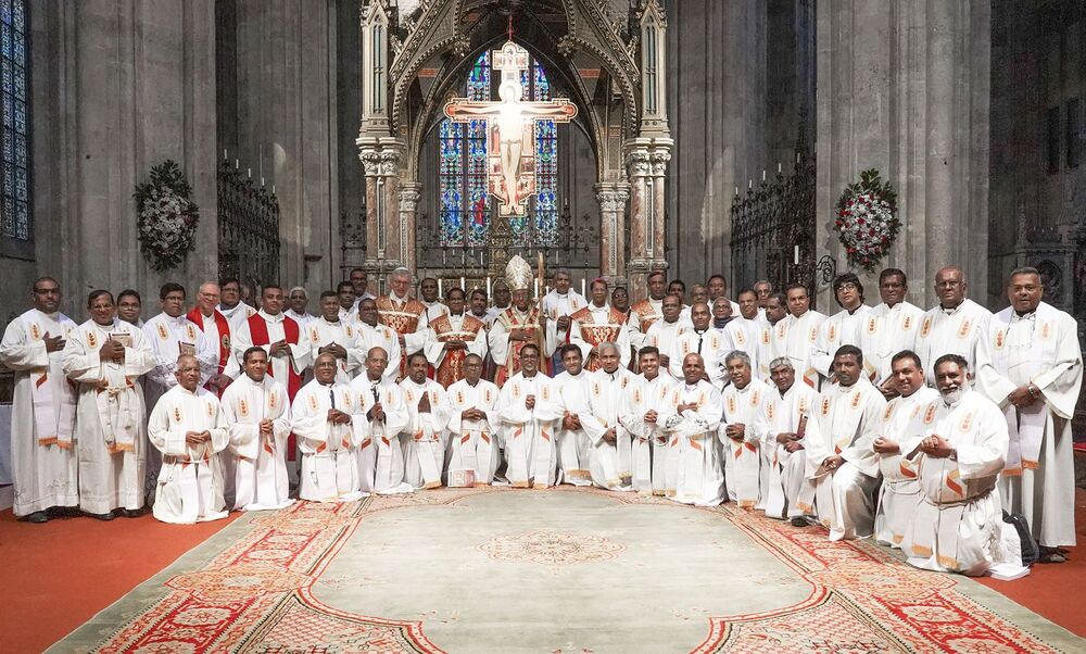 Priestergruppe mit Kardinal Ranjith in Stif Heiligenkreuz