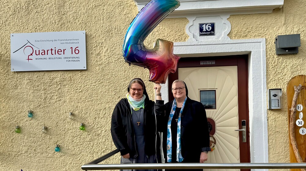 Sr. Angelika Garstenauer (rechts), Vereinsobfrau Quartier 16 und Generaloberin der Franziskanerinnen von Vöcklabruck und Sr. Ida Vorel, Leiterin Quartier 16