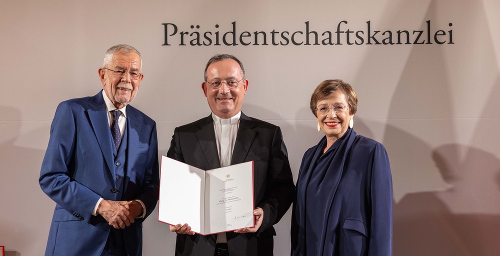 v.l.: Bundespräsident Alexander Van der Bellen, Anima-Rektor Michael Max, Doris Schmidauer / Peter LECHNER v.l.: Bundespräsident Alexander Van der Bellen, Anima-Rektor Michael Max, Doris Schmidauer