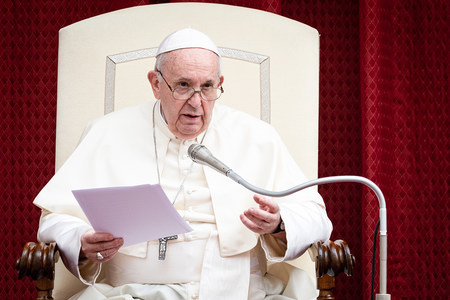Papst Franziskus spricht am 2. September 2020 im Damasus-Hof im Vatikan, während der ersten wöchentlichen Generalaudienz mit Publikum nach einer durch die Corona-Pandemie bedingten monatelangen Pause.