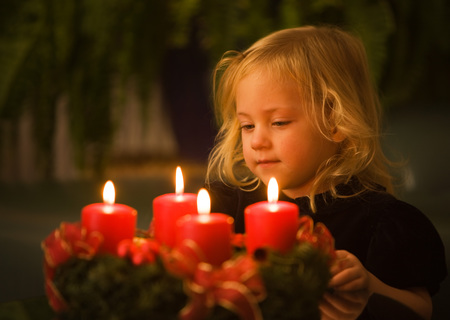 Kind mit Adventkranz zu Weihnachten / bilderbox.com