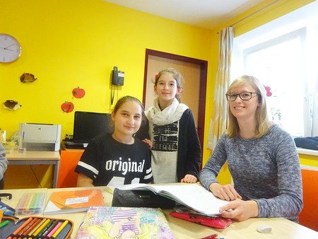 Kinder und Betreuerin im Caritas-Lerncafe in St. Pölten