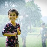Bei Temperaturen über 30 Grad hat die Freiwillige Feuerwehr Feldkirch (OÖ) die Flüchtlinge im Lager Bergheim mit einer kalten Dusche überrascht.