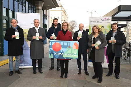 Leonore Gewessler und Ökumene-Vertreter präsentieren 'Autofasten'