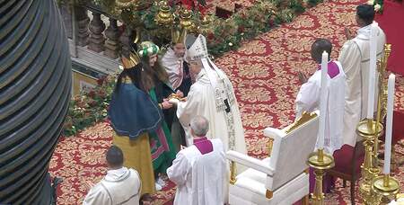 Sternsinger bringen Papst Leo XIV. Gaben