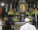 Papst Franziskus betet in der Kapelle des Paulinerklosters Jasna Gora in Tschenstochau (Czestochowa) am 28. Juli 2016 vor der berühmten Marien-Ikone der 'Schwarzen Madonna', ein Gnadenbild byzantinischen Ursprungs. Der Papst besucht Polen anlässlich 