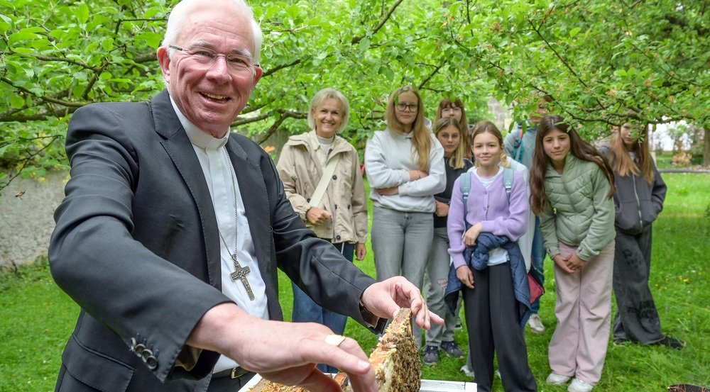 Empfang des dritten Bienenstock im Garten des Salzburger Erzbischofs / Erzdiözese Salzburg / Hiva Naghsi Empfang des dritten Bienenstock im Garten des Salzburger Erzbischofs