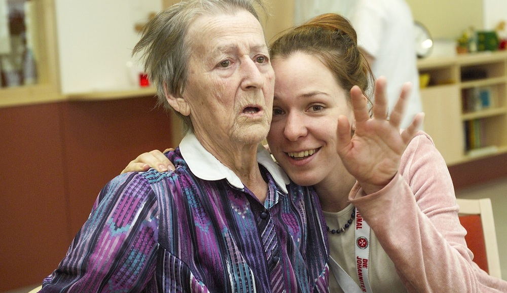 Seniorin mit Pflegerin im Pflegeheim