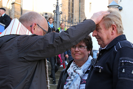 Priester spendet Segen