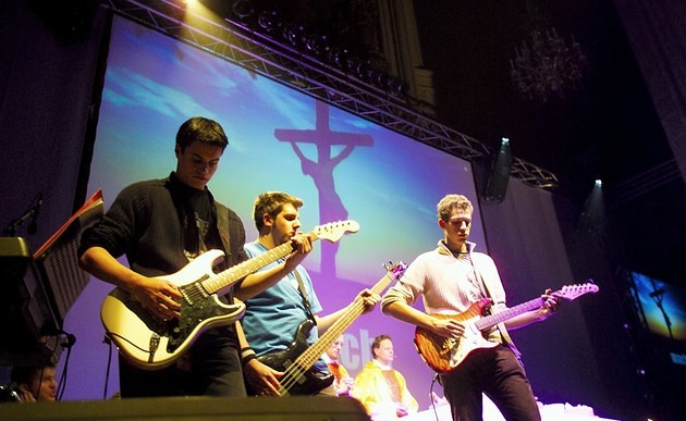 jugend.kirche.wien / kathbild.at/Rupprecht, Franz Josef Rupprecht find fight follow; jugend.kirche.wien; Jugendmesse mit modernen Lichteffekten. Wien, 19.11.2004 ? Franz Josef Rupprecht; A-7123 M?nchhof; Bank: Raiffeisenbank M?nchhof (BLZ: 33054), Konto.-Nr.: 17.608