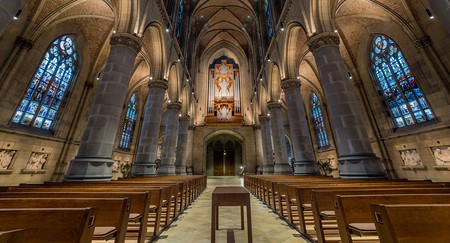 Innenaufnahme mit Glasfenster vom Mariendom in Linz, Österreich nach der Renovierung