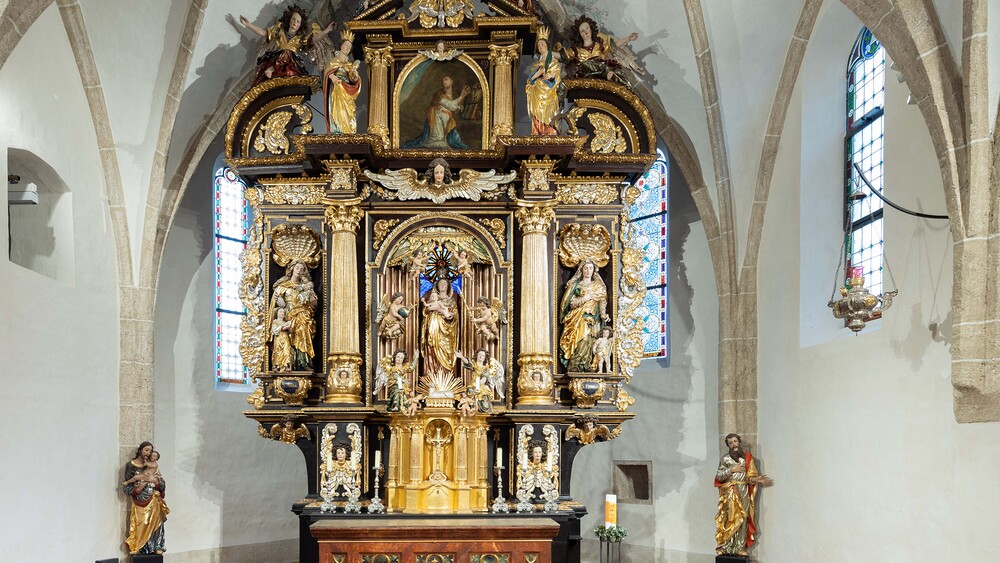 Frauen im Zentrum des Altarraums in Wippenham / © Gregor Graf Frauen im Zentrum des Altarraums in Wippenham