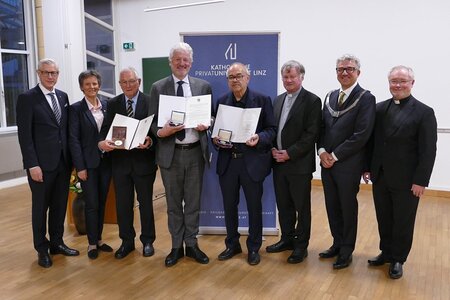 KU Linz würdigt Förderer mit seltenen Auszeichnungen