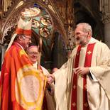 Dompropst Wilhelm Vieböck überreicht dem neuen Bischof einen neuen Bischofsstab als Geschenk des Linzer Domkapitels